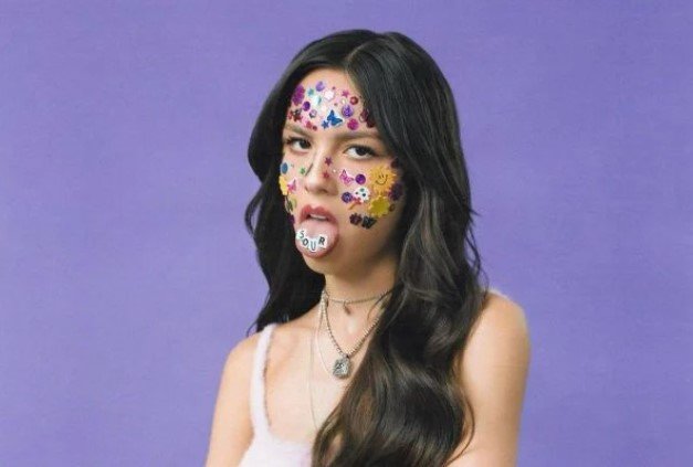 Olivia Rodrigo, cantora e atriz norte-americana. Ela tem longos cabelos escuros, pele clara e olhos levemente puxados - Metrópoles