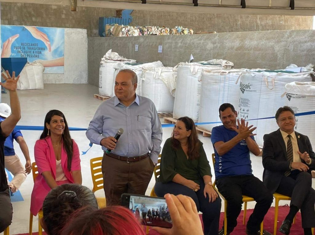 Foto colorida, Ibaneis Rocha ao lado de Bia Kicis, Mayara Noronha, João Cardoso e Rodrigo Delmasso
