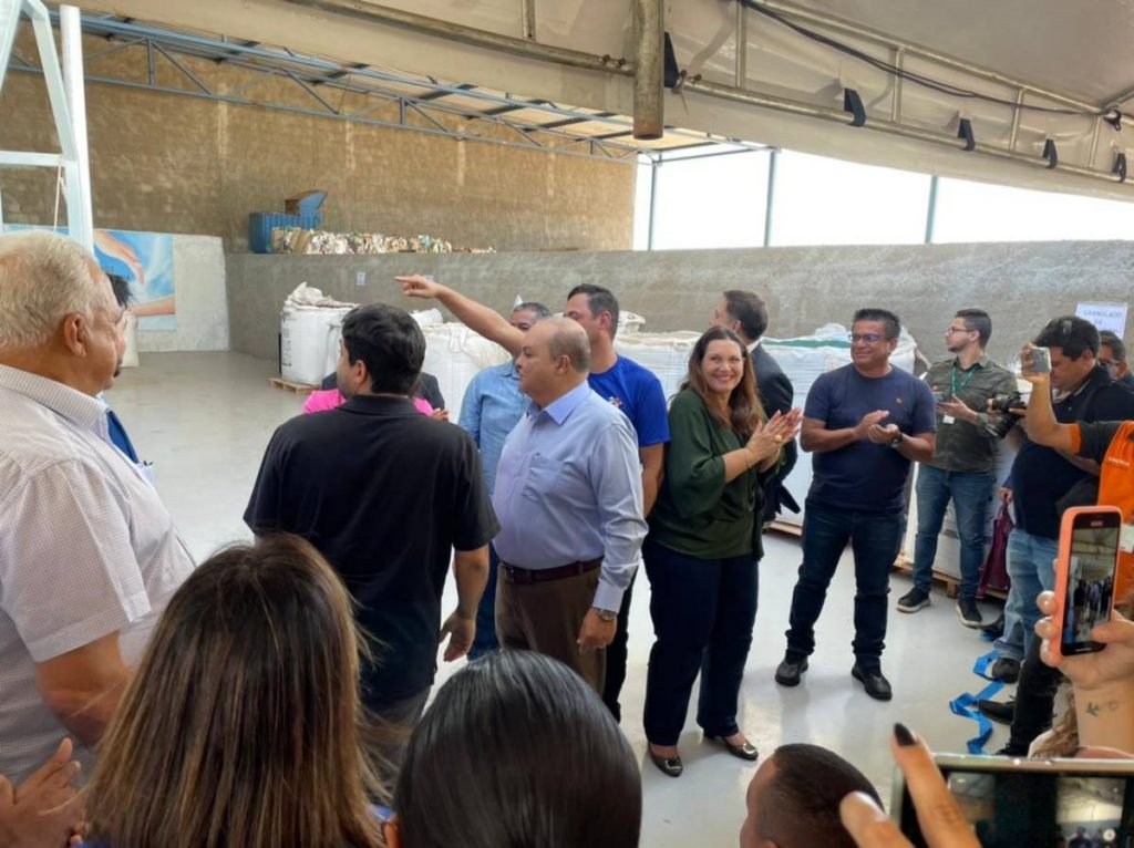 Foto colorida, Ibaneis Rocha ao lado de Bia Kicis, Mayara Noronha, João Cardoso e Rodrigo Delmasso