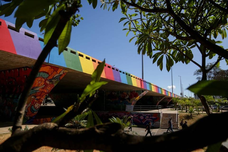 Pintura de arco-íris no viaduto da Galeria dos Estados. Abaixo, é possível ver pessoas passando e árvores em volta do local - Metrópoles