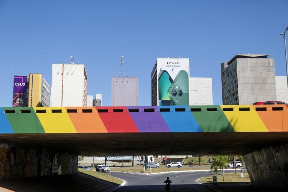 Pintura de arco-íris no viaduto da Galeria dos Estados. No fundo, vê-se prédios do Setor Comercial Sul - Metrópoles