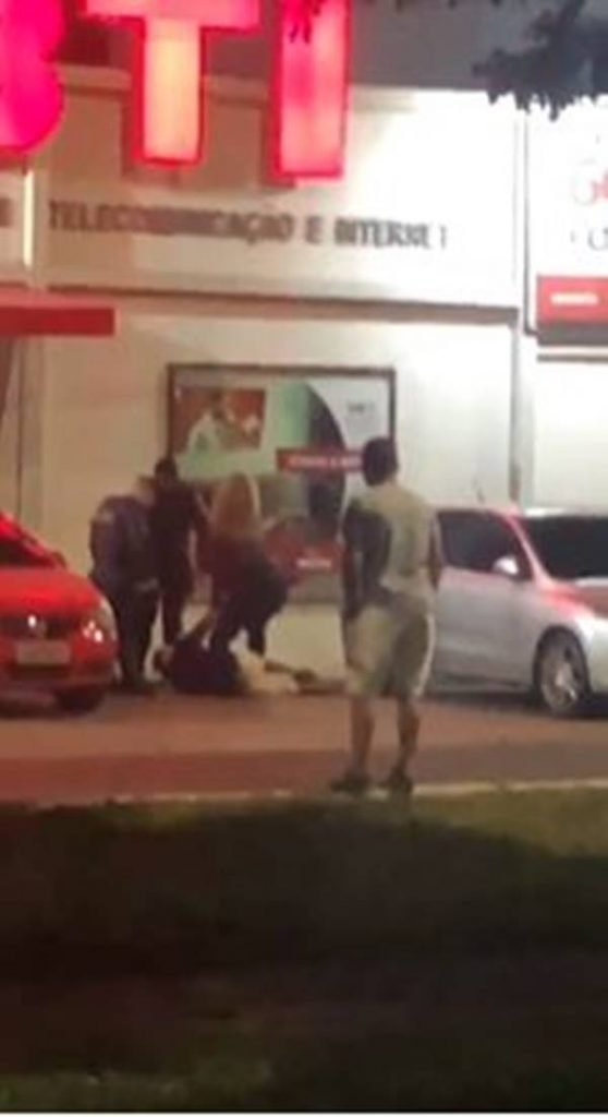 Imagem colorida que mostra três policiais agredindo um homem