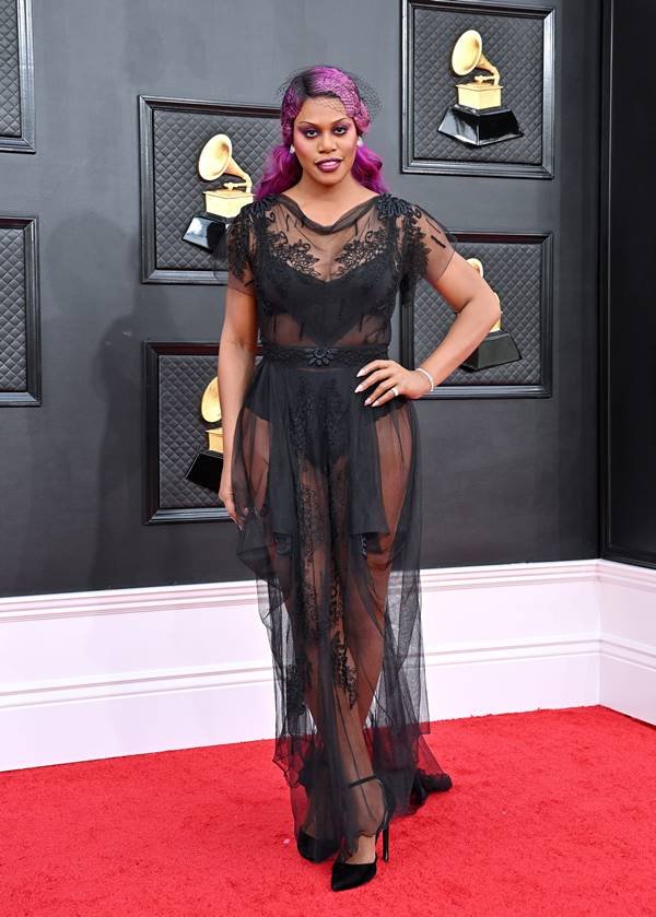 Laverne Cox com vestido preto no tapete vermelho do Grammy 2022