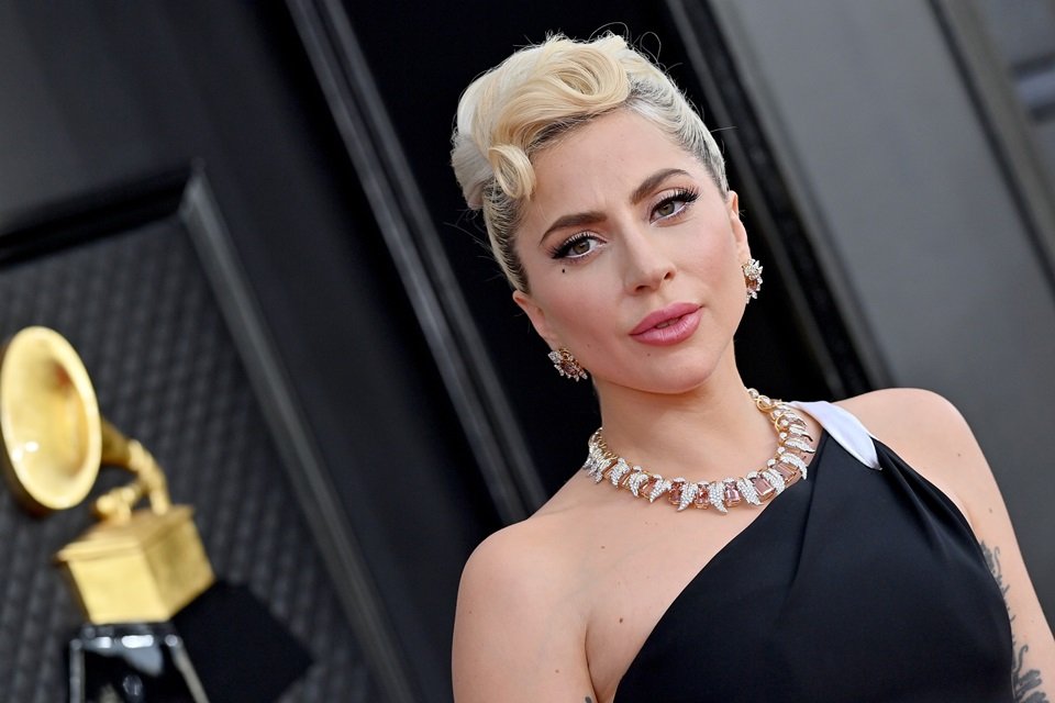 Lady Gaga com vestido preto de alça única no tapete vermelho do Grammy 2022 - Metrópoles