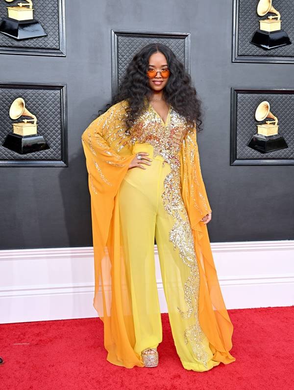 H.E.R. no tapete vermelho do Grammy 2022 - Metrópoles