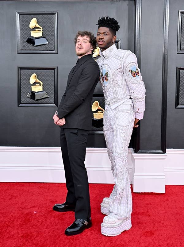Jack Harlow e Lil Nas X no tapete vermelho do Grammy 2022 - Metrópoles
