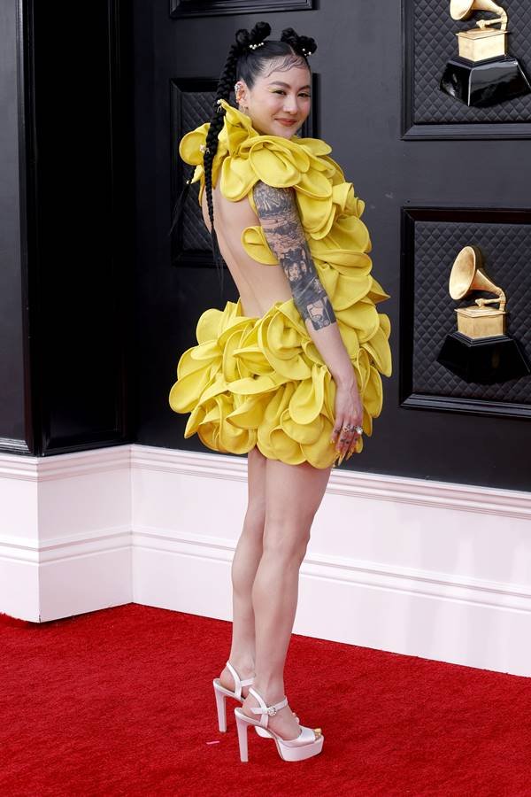 Michelle Zauner no tapete vermelho do Grammy 2022 - Metrópoles
