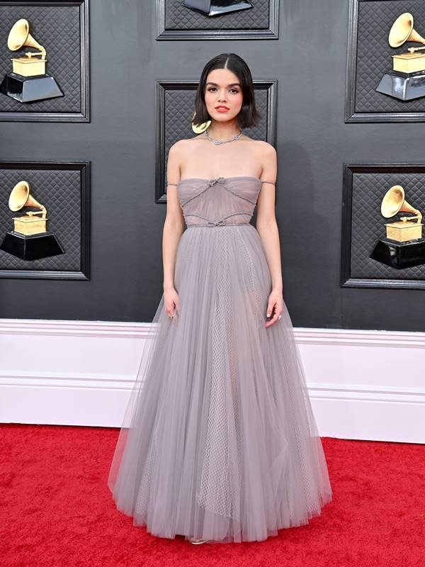 Rachel Zegler no tapete vermelho do Grammy 2022 - Metrópoles