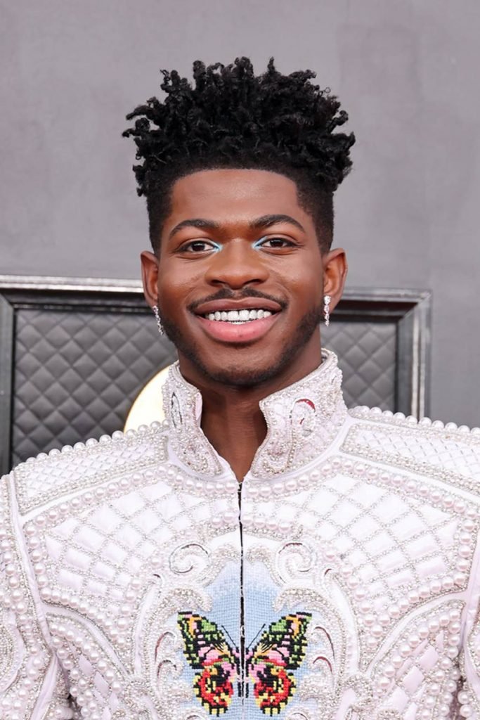 thumb-poster-3x2-89 Rapper Lil Nas X aparece com roupa branca em tapete vermelho do Grammys