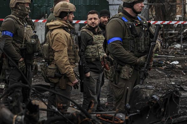 O presidente ucraniano Volodymir Zelensky traja roupas militares entre solados fortemente armados do exército da Ucrânia na cidade de Bucha - Metrópoles