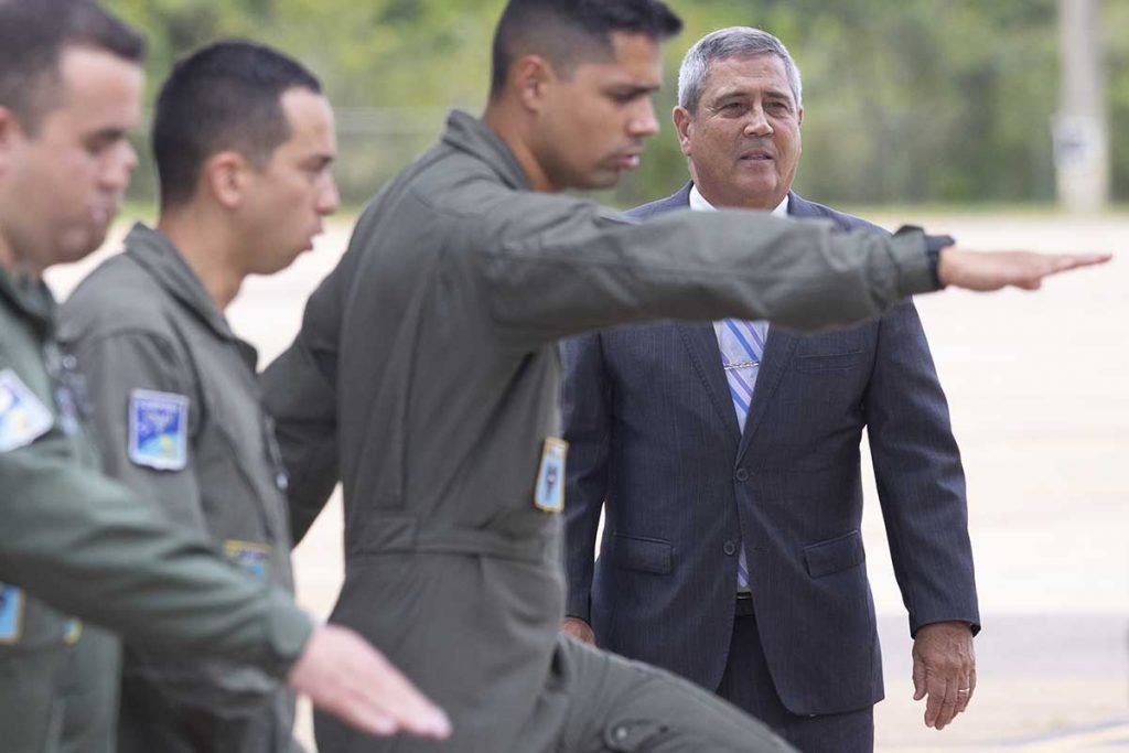 Em evento do Governo Federal de envio de aeronave à Varsóvia na Polônia para resgatar brasileiros, o ministro da defesa Braga Netto observa movimentação de militares - Metrópoles