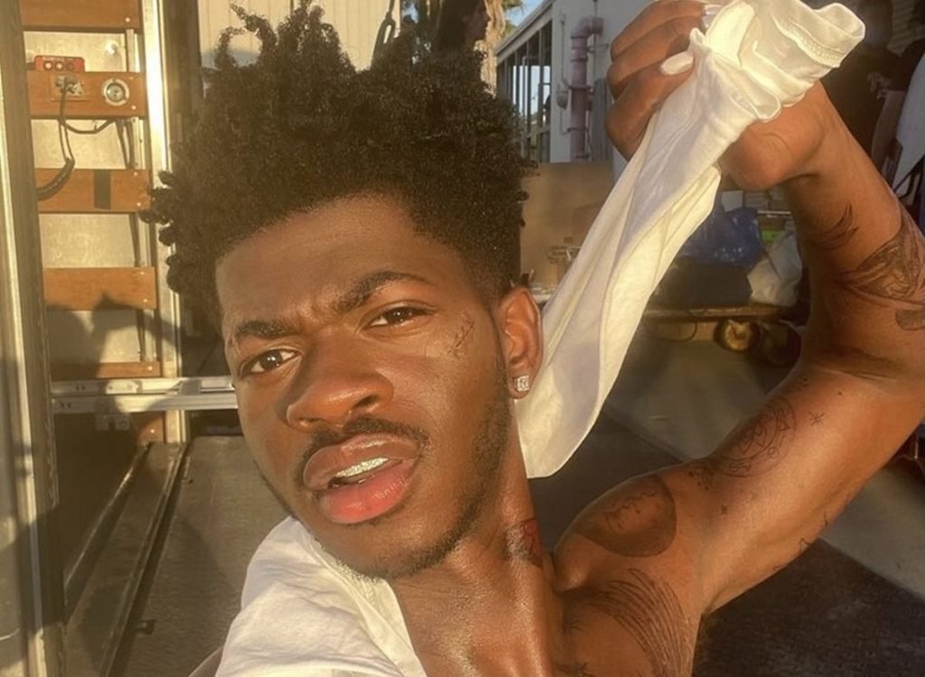 Rapper Lil Nas X tira selfie com toalha branca