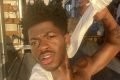 Rapper Lil Nas X tira selfie com toalha branca