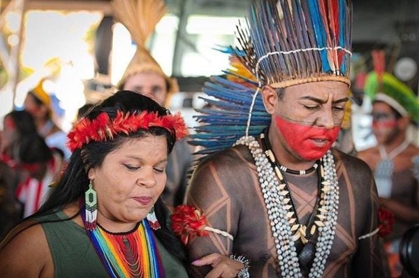 Foto colorida de indígenas no acampamento