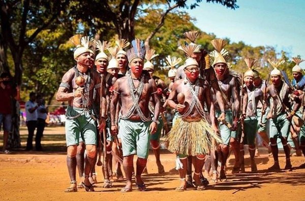 Foto colorida de indígenas no acampamento
