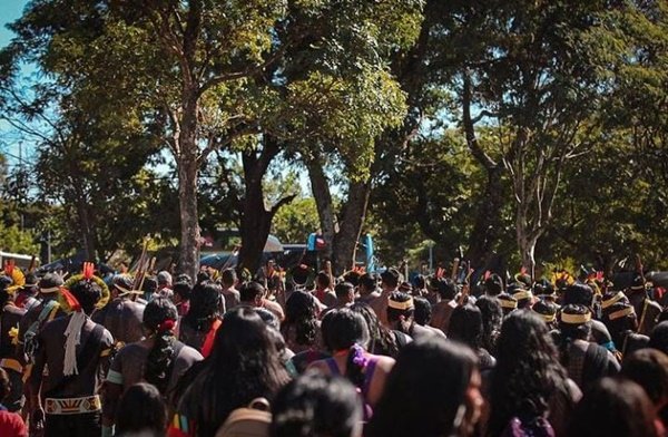Foto colorida de indígenas no acampamento