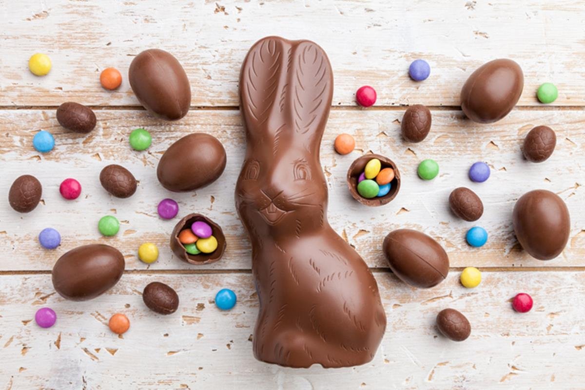 foto de coelho de chocolate rodeado de mini ovinhos