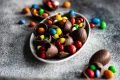 foto de mini ovos de chocolate com confeitos coloridos