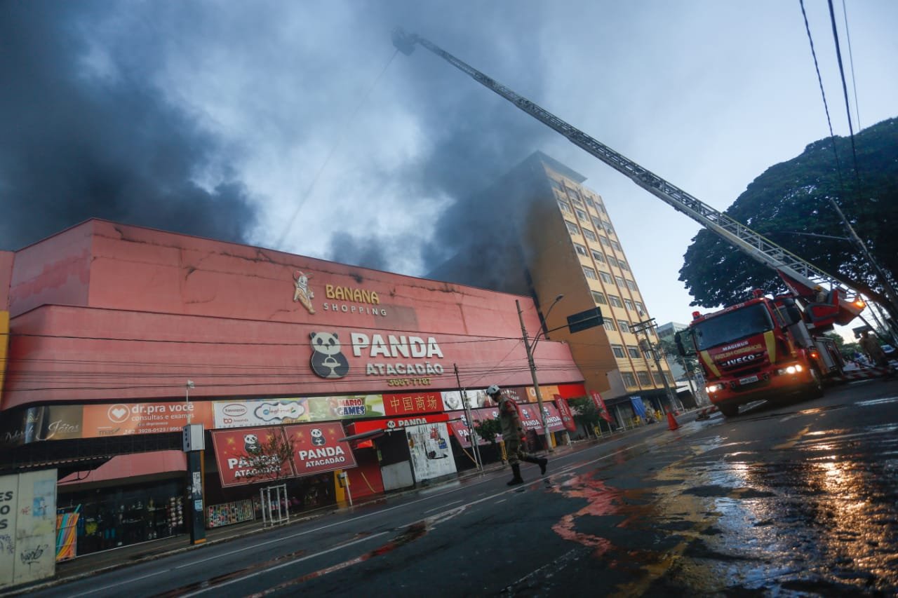 Incêndio atinge shopping popular no Brás, em São Paulo