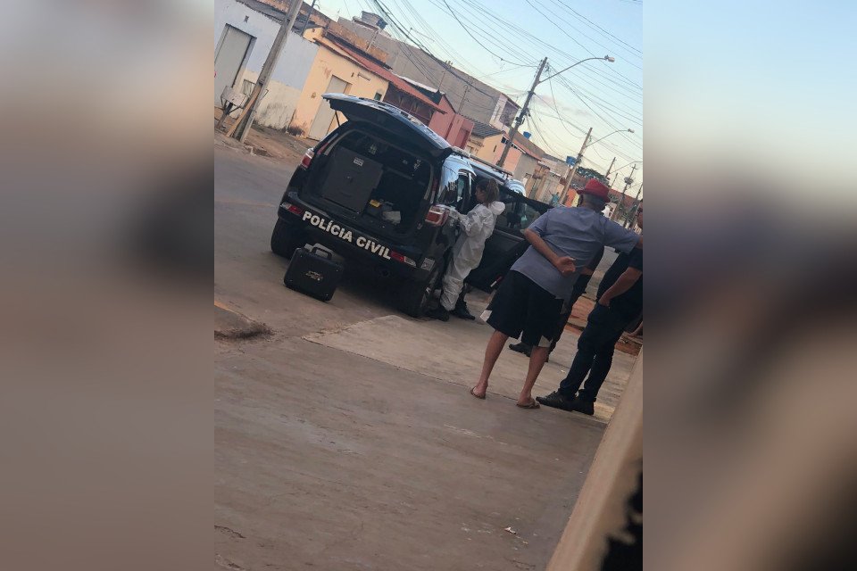 polial ao lado de viatura