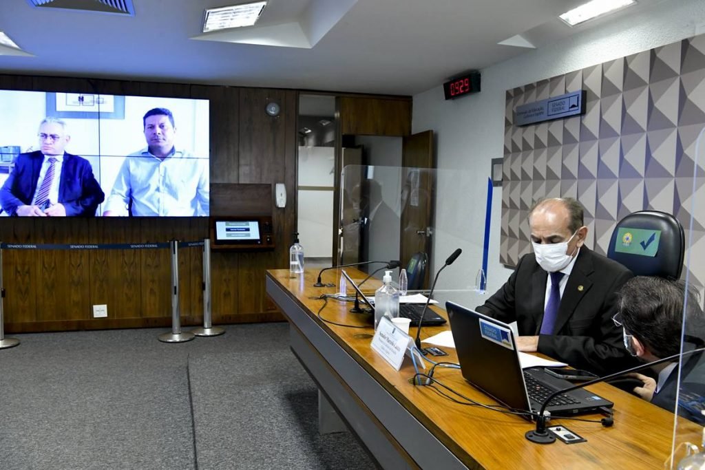 O prefeito Gilberto Braga, no telão da Comissão de Educação, e senador Marcelo Castro, presidente, na mesa diretora - Metrópoles