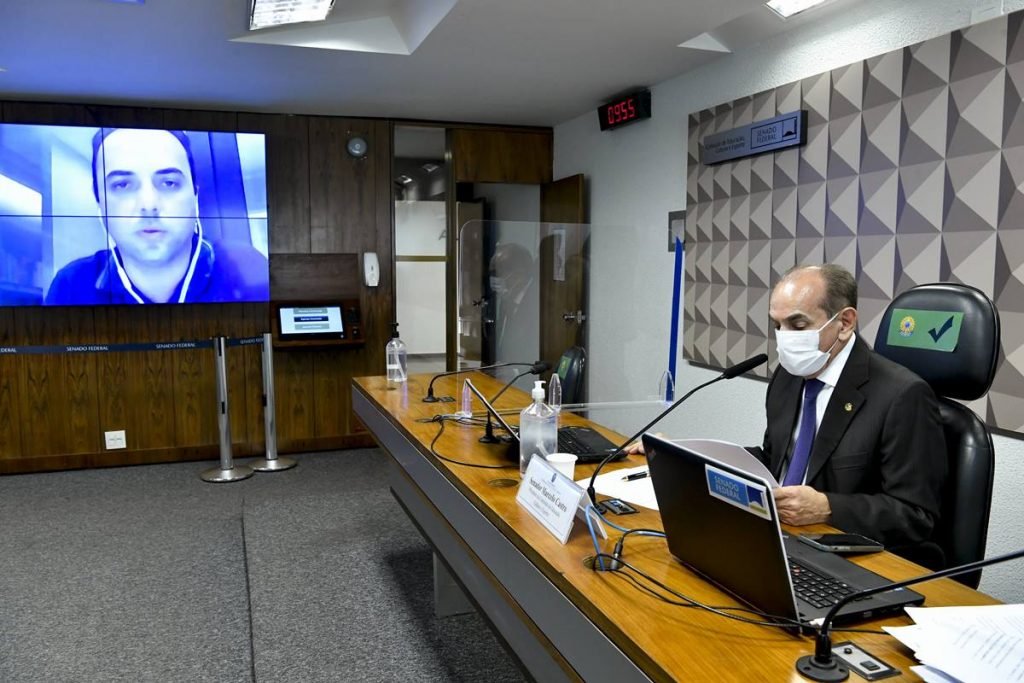 O prefeito José Manoel de Souza, no telão da Comissão de Educação, e senador Marcelo Castro, presidente, na mesa diretora - Metrópoles