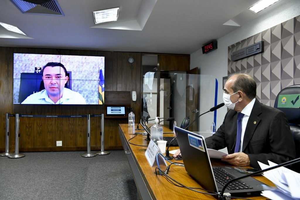 O prefeito Kelton Pinheiro, no telão da Comissão de Educação, e senador Marcelo Castro, presidente, na mesa diretora - Metrópoles