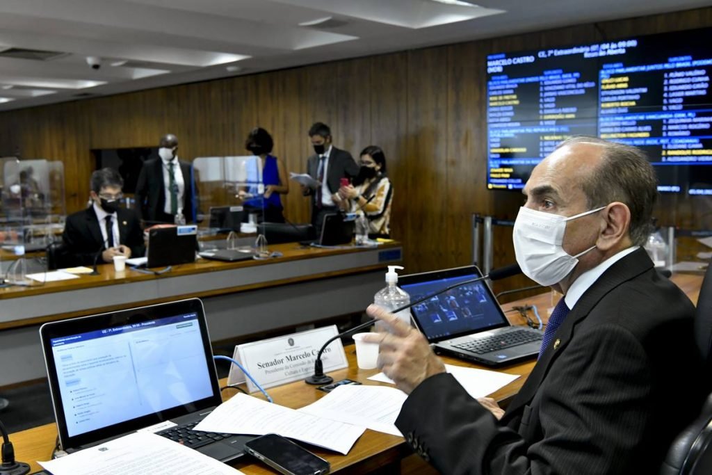 O senador Marcelo Castro (MDB-PI), presidente da Comissão de Educação, discursa na mesa diretora diante do painel eletrônico - Metrópoles
