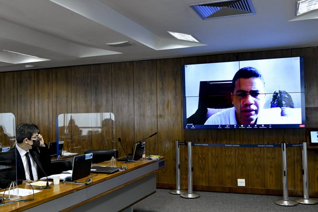 O prefeito Calvet Filho, no telão da Comissão de Educação, e senador Randolfe Rodrigues, que o inquiri na bancada - Metrópoles