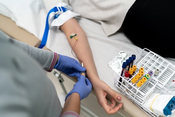 Pessoa fazendo exame de sangue - Metrópoles