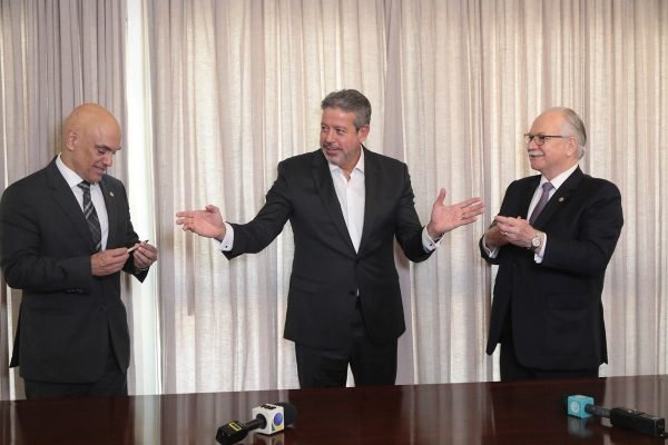 C&acirc;mara e TSE assinam acordo para combater desinforma&ccedil;&atilde;o nas elei&ccedil;&otilde;es