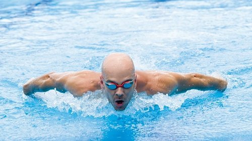 Nadador Fernando Scherrer durante competição de natação, de frente, com óculos especial - Metrópoles