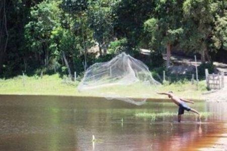 em área verde, home jogo rede de pesca dentro de rio