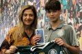 Leila Pereira presenteia jovem jogador do Palmeiras com celular