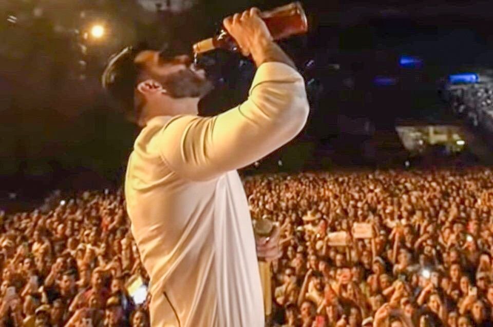 VÍDEO: Gusttavo Lima se junta a artista de rua que cantava sua