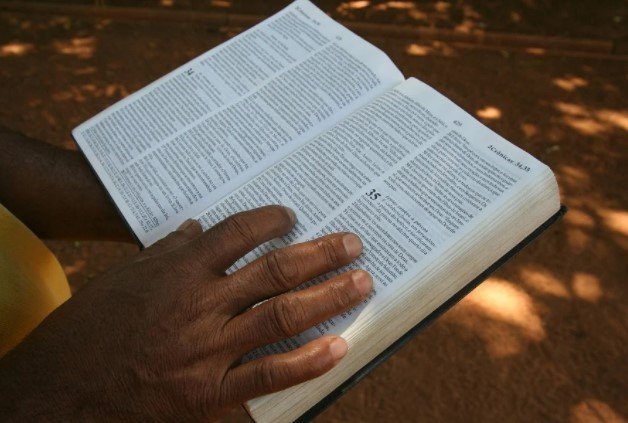 Pessoa com uma bíblia na mão – Metrópoles