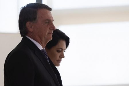 O presidente Bolsonaro e a primeira-dama Michelle descem rampa do Planalto em cerimônia realizada para promoção de Oficiais-Generais - Metrópoles