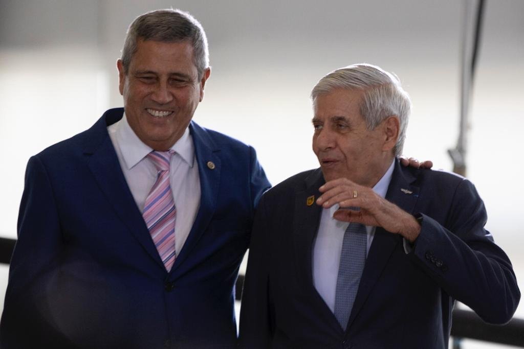O ministro da Defesa, general Braga Netto, e o general Heleno descem rampa do Planalto em cerimônia realizada para promoção de Oficiais-Generais - Metrópoles