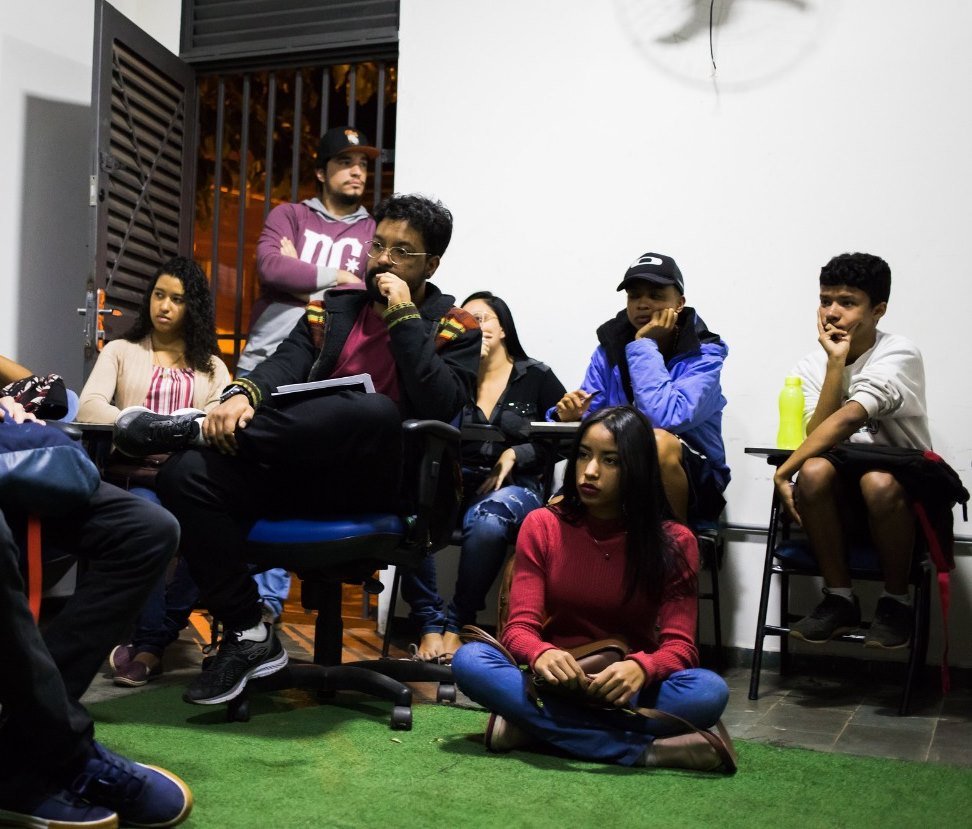 imagem colorida- jovens sentados