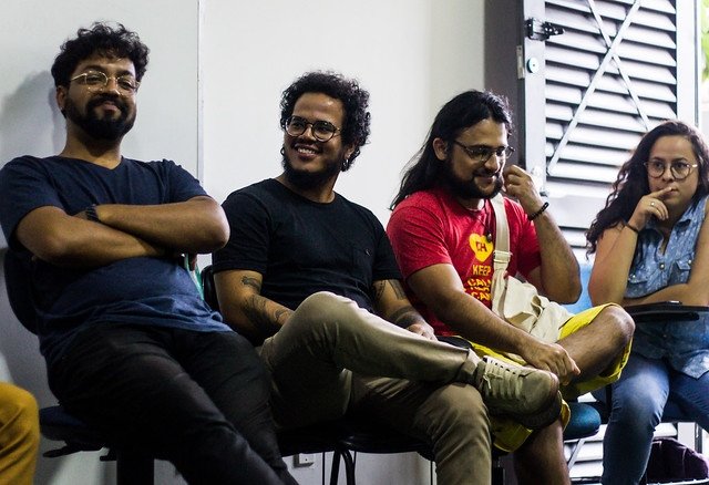 imagem colorida, jovens sorrindo