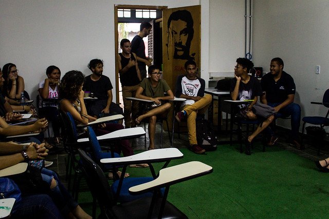 imagem colorida, jovens sentados