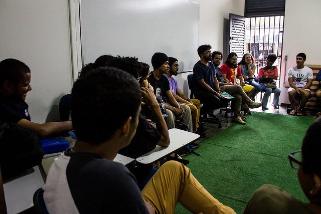 imagem colorida jovens sentados em cadeiras