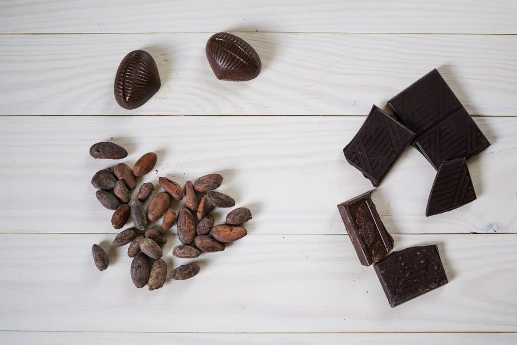 na foto temos sementes de cacau e chocolates