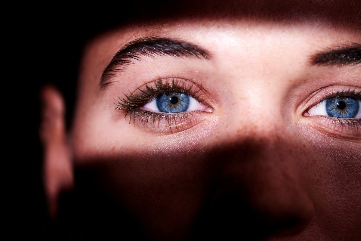 Olho azul de mulher