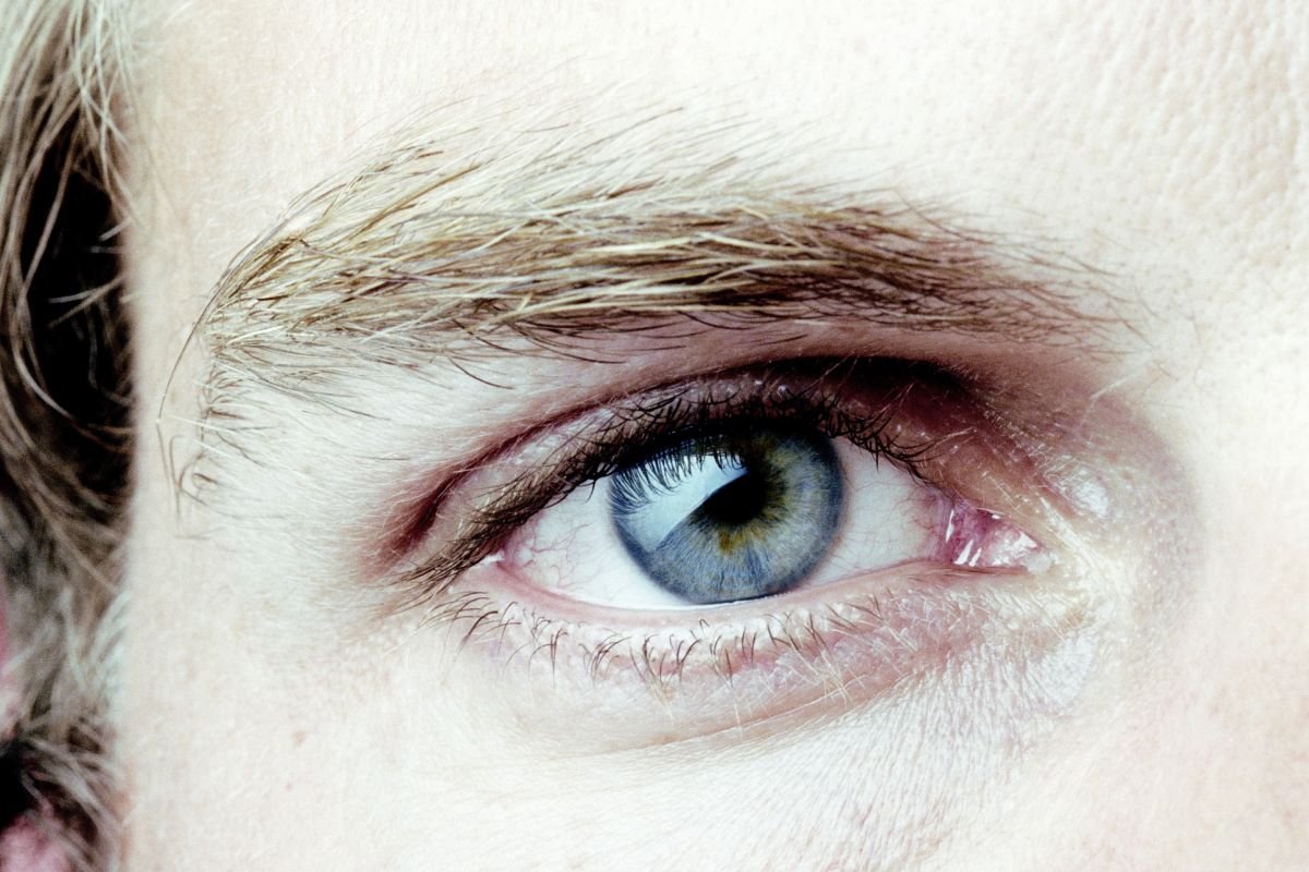 Olho azul de homem