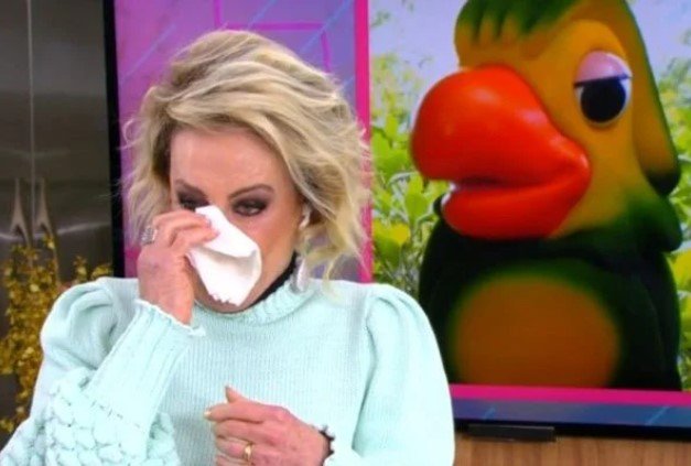 Ana Maria Braga chorando em frente a um telão com a imagem do Louro José - Metrópoles