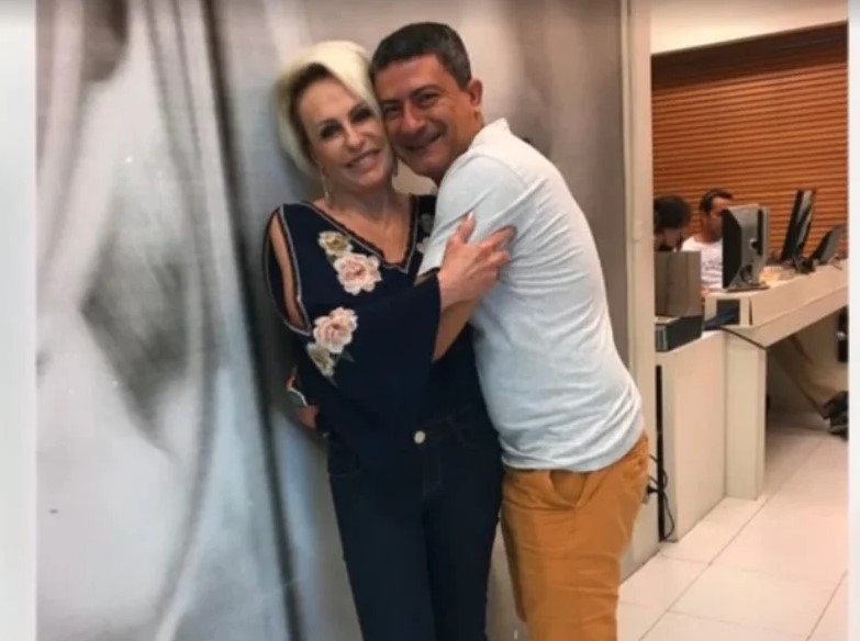 Ana Maria Braga e Tom Veiga, ator que conduzia Louro José. Ele tinha cabelos pretos e está usando camiseta clara- Metrópoles