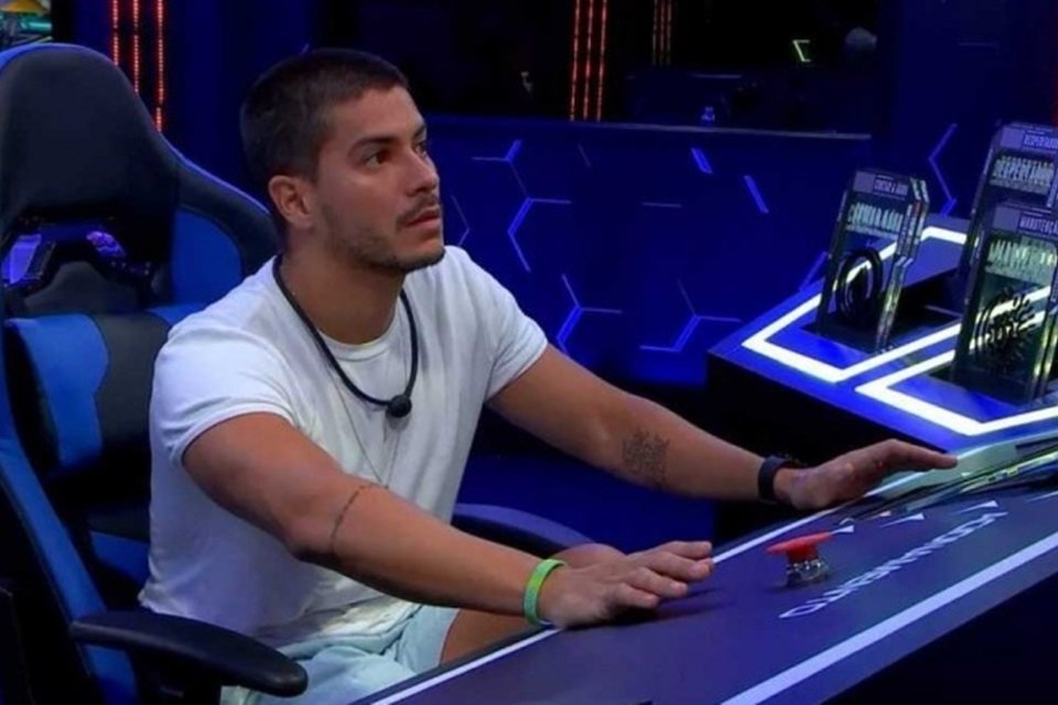 Arthur Aguiar está movimentando a casa com os poderes do Quarto Escuro