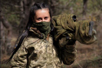 Atiradora de elite ucraniana Charcoal em trajes militares e segurando um fuzil - Metrópoles