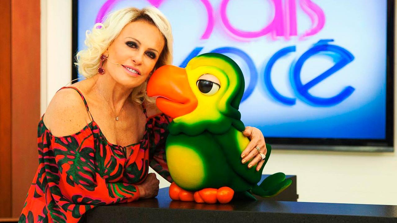 A apresentadora do Mais Você, Ana Maria Braga, ao lado do mascote Louro José - Metrópoles